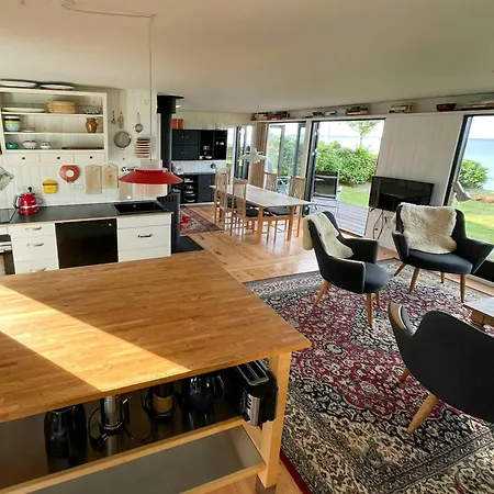 Charming Little Summer House Right By The Water Semesterbostad *