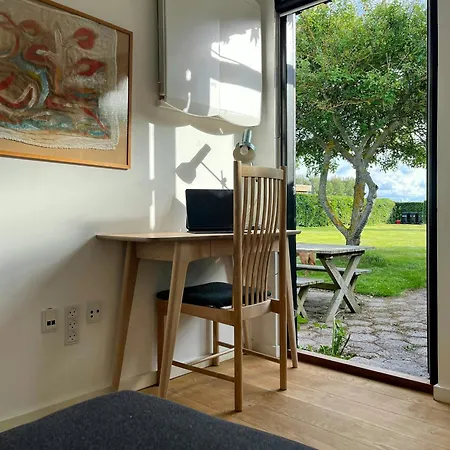 Semesterbostad Charming Little Summer House Right By The Water *